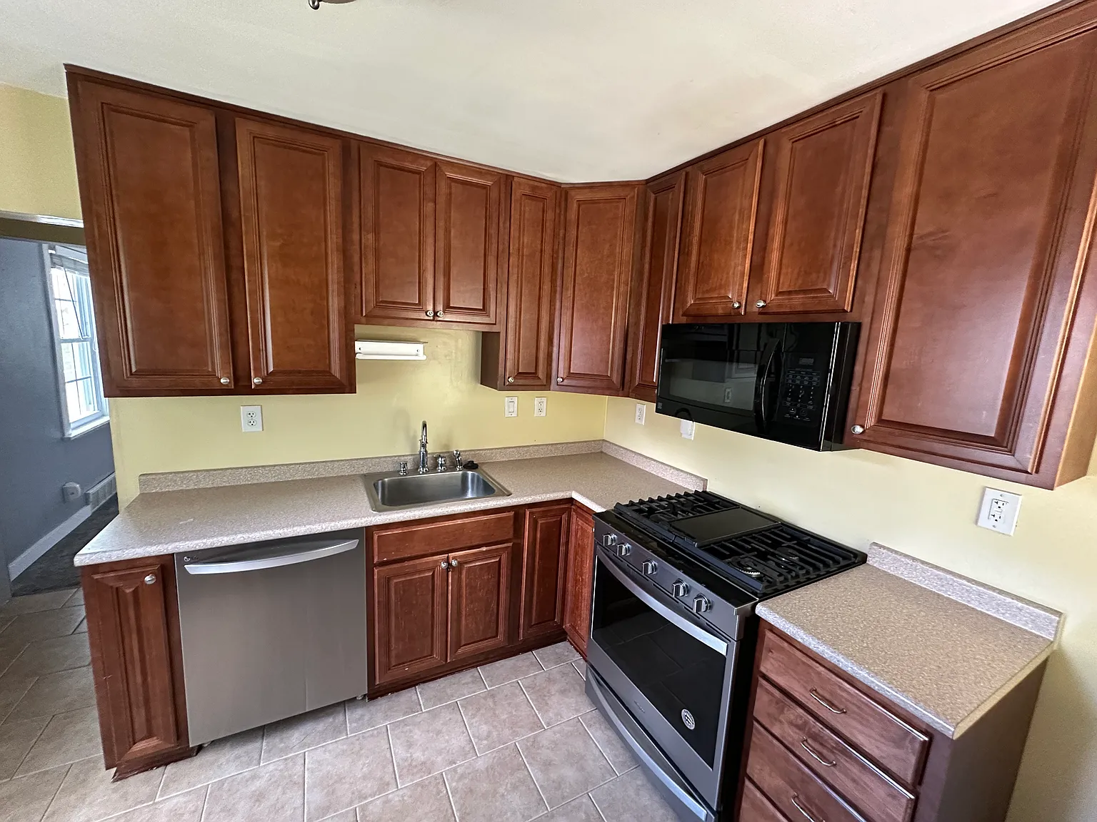 122 West Rd — Photo 2