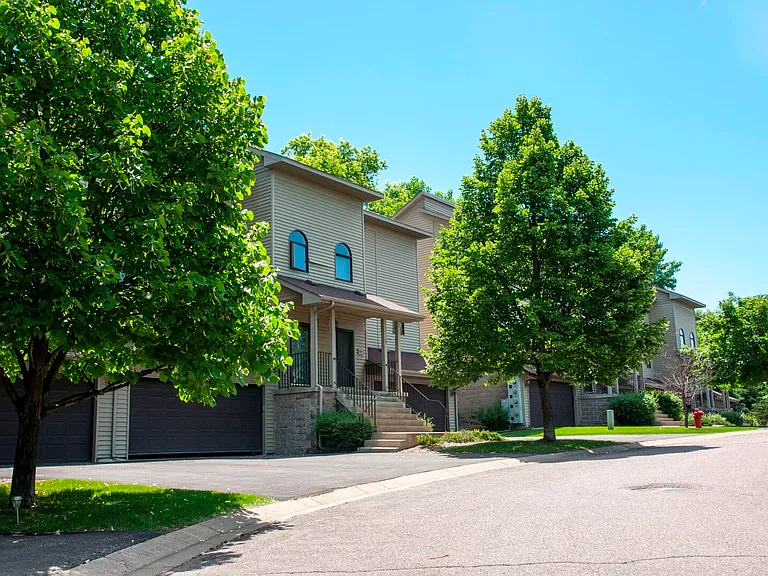 Oaks Lincoln Townhomes — Photo 18