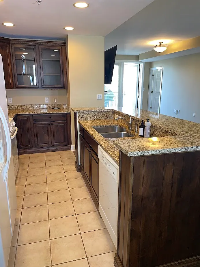 2 bed, 1000 sqft, $1,750 — Photo 3