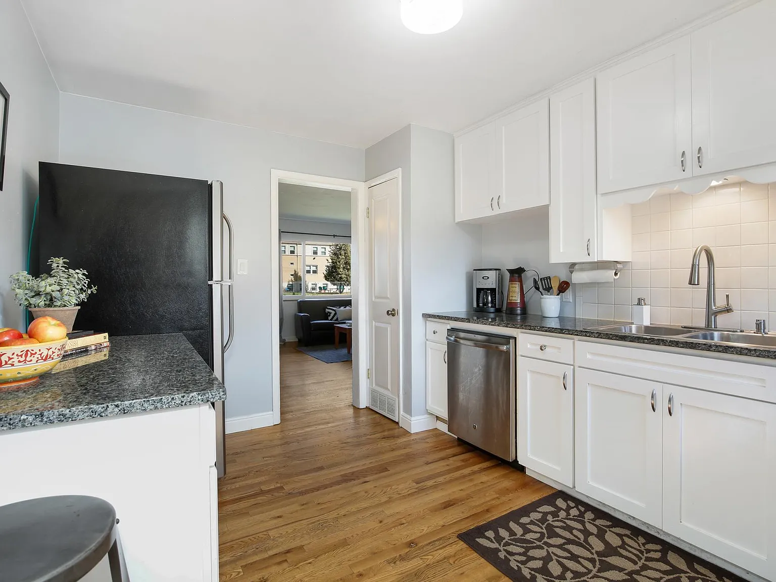 3 bed, 1.5 bath, 1050 sqft, $2,300 — Photo 2