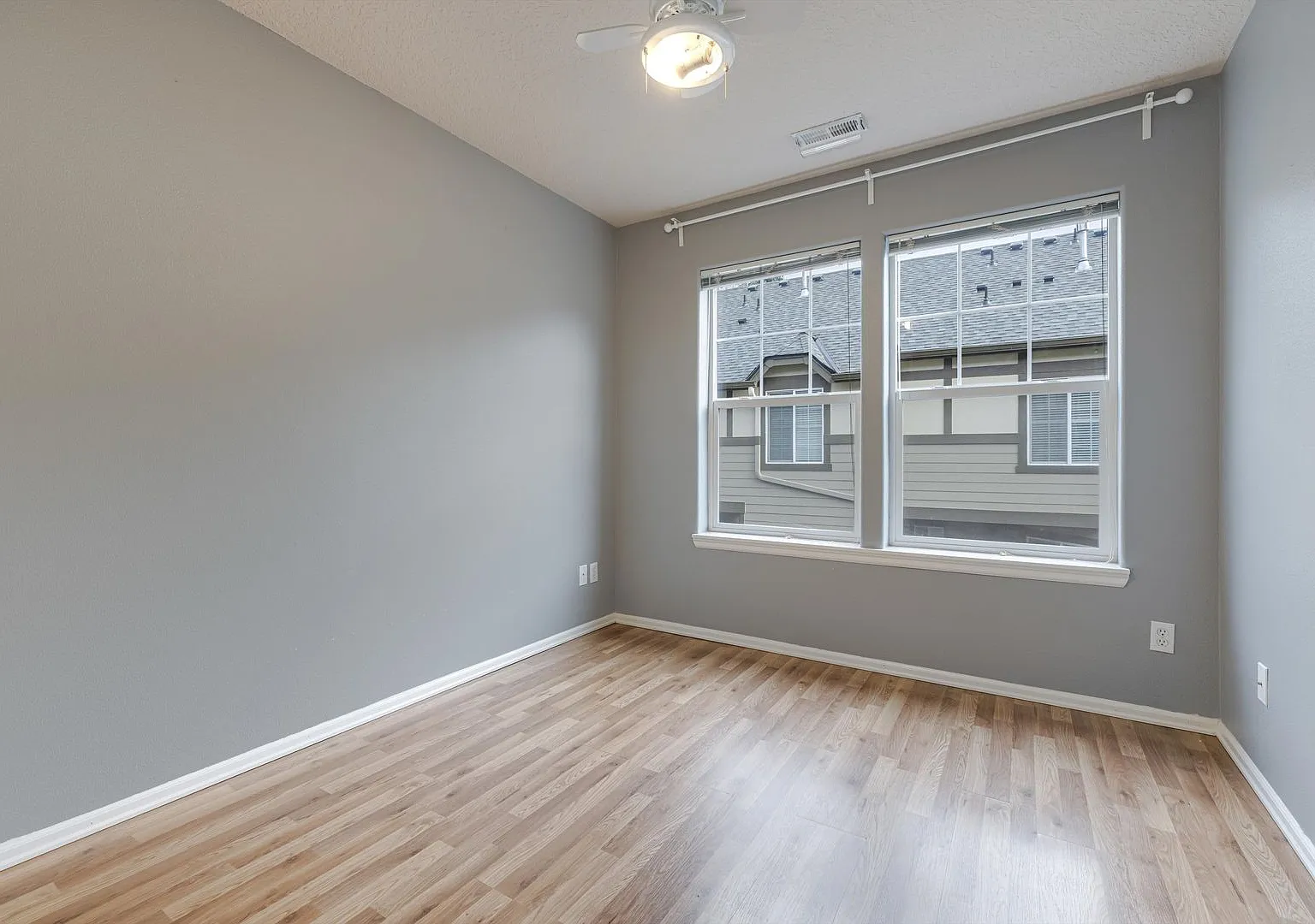 Lovely and bright townhouse with a hard wood flooring throughout, a 2 car garage, AC & more! — Photo 3