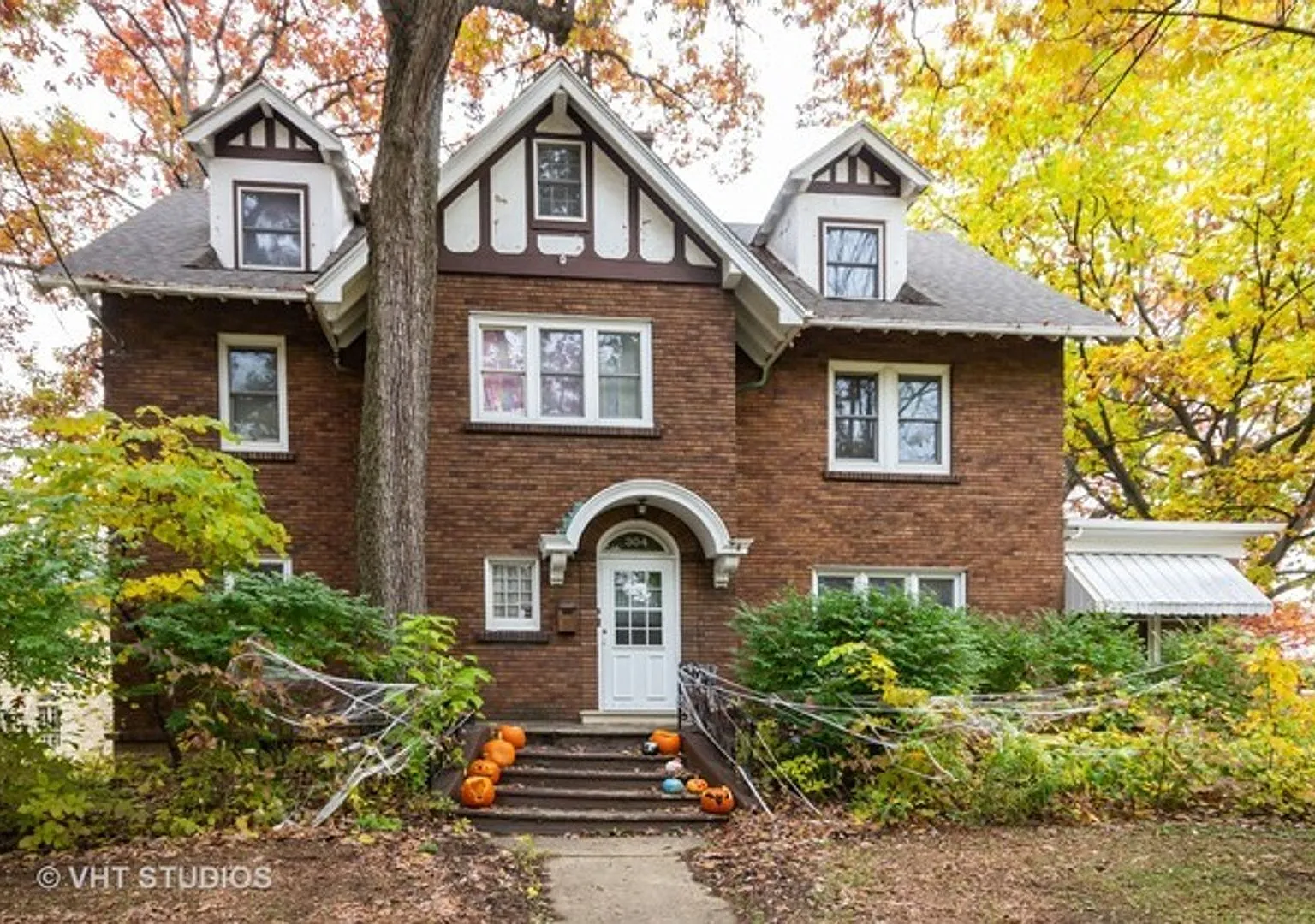 304 Nicholson Street — Photo 1