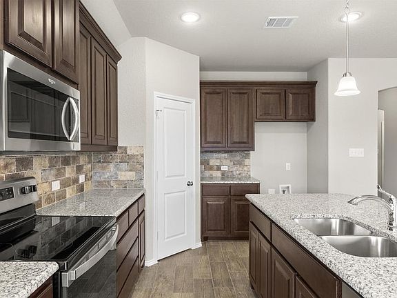 5th image of 204 Gardenia Dr
