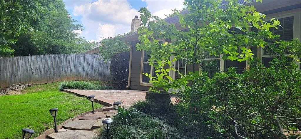 3 bed, 3.0 bath, 2012 sqft, $2,450 — Photo 4