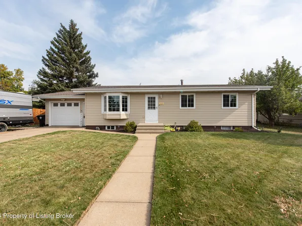 1020 4th Ave E, Dickinson, ND 58601