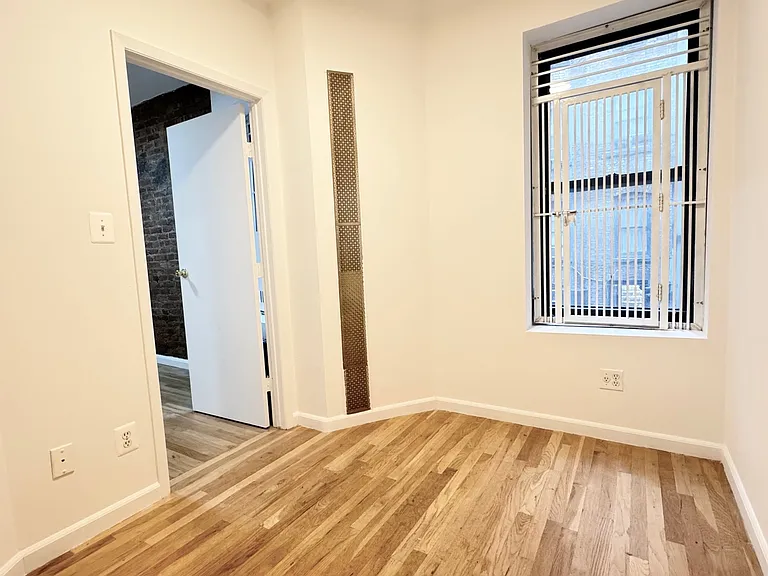 325 E 21st St #5 — Photo 9