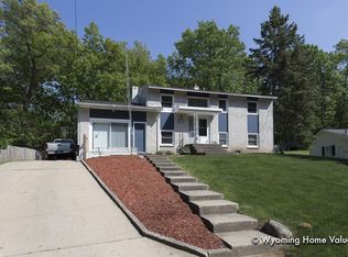 2120 Holliday Dr SW, Wyoming, MI 49519