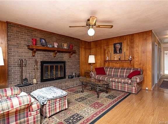 4th image of 221 Greenbay Dr