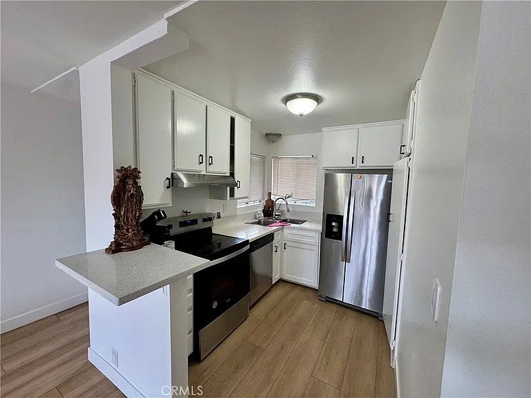 460 Golden Ave #211 — Photo 4