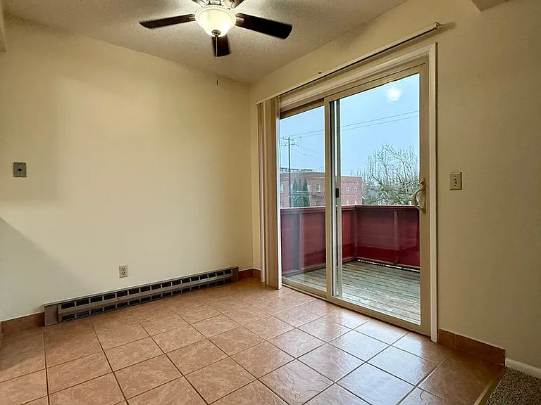 Vintage Upstairs 2 Bedroom With Patio In Hollywood District ~ Near It All! Off Street Parking~ Pe... — Photo 8