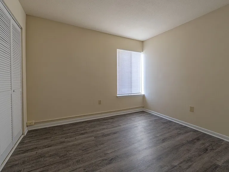 500 Umstead Dr #103-F — Photo 6