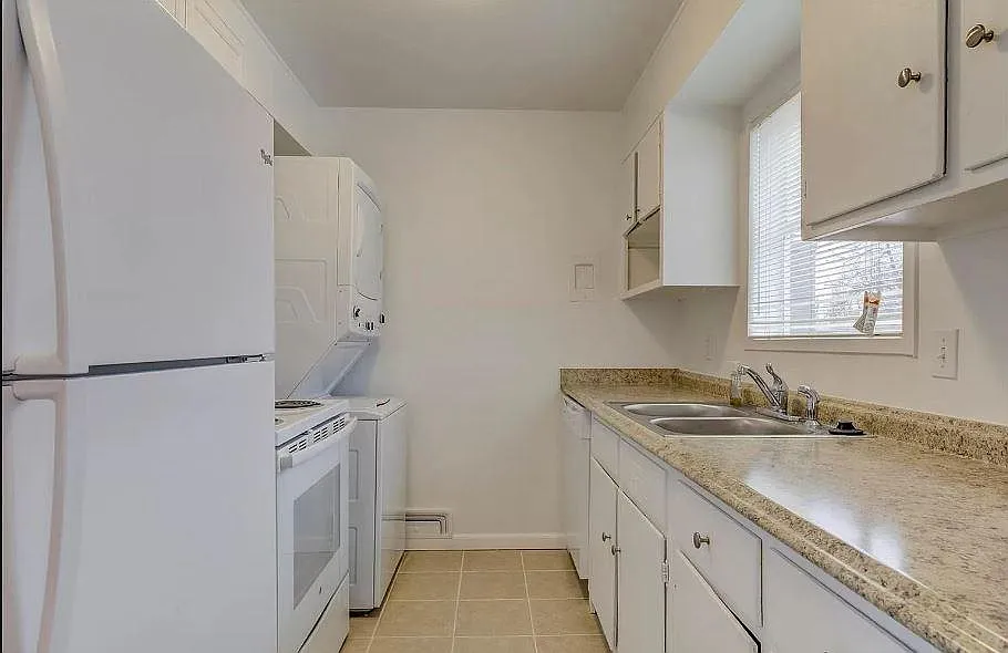 3 bed, 900 sqft, $2,260 — Photo 4
