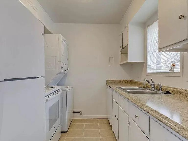 1170 S Holly St — Photo 8