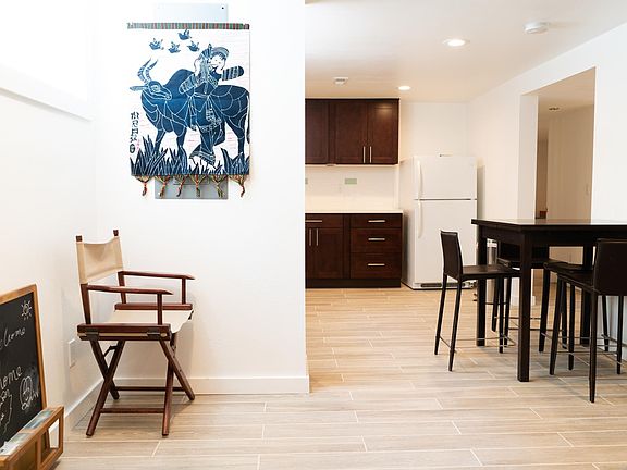 Entrance (dining room + kitchen)