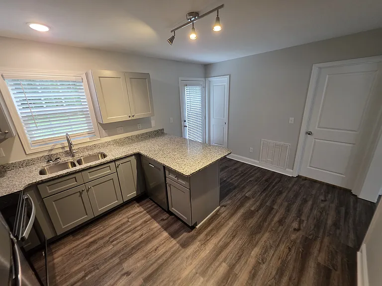 412B Pineview St #B — Photo 5