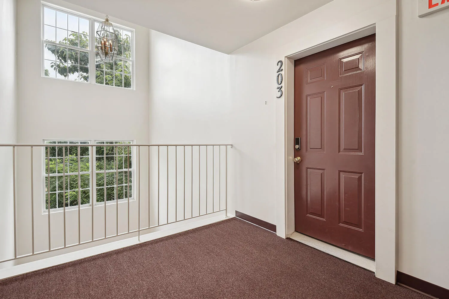 3 bed, 1183 sqft, $2,600 — Photo 2