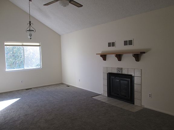 Living w fireplace