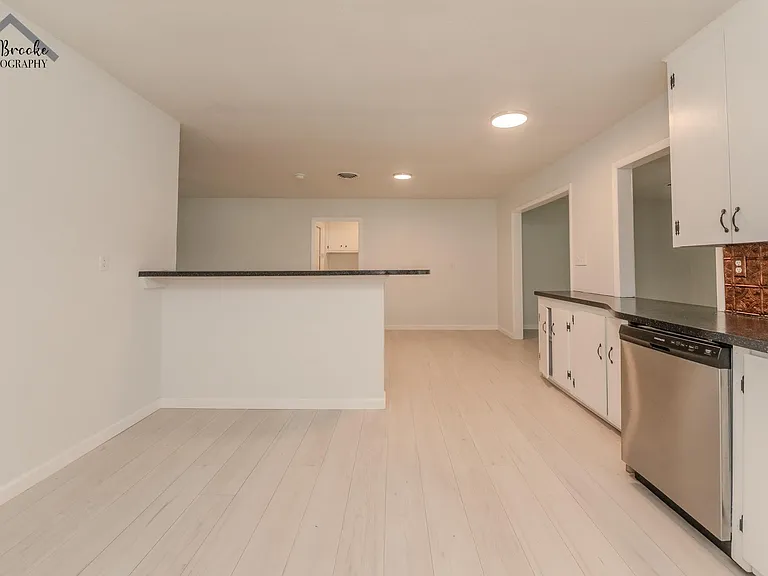 4505 University Ave — Photo 9