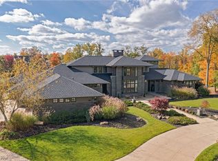 695 Club Dr, Aurora, OH 44202