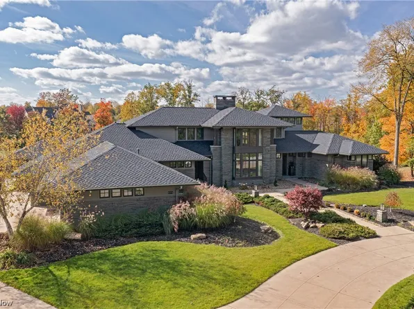 695 Club Dr, Aurora, OH 44202