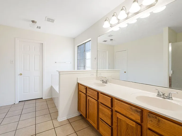 4407 Golden Gate Dr — Photo 9