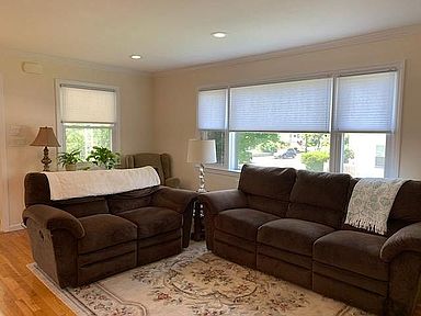 Living room - 
upper unit
