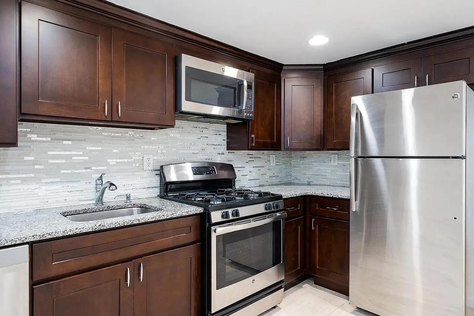 2 bed, 1.0 bath, $1,900 — Photo 2