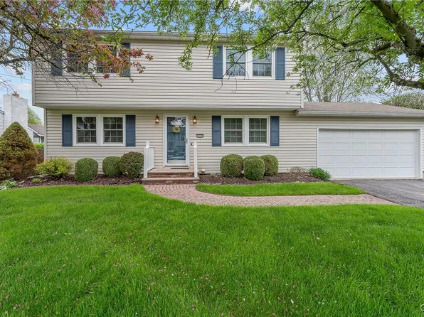 7745 Whiffletree Ln, Liverpool, NY 13090