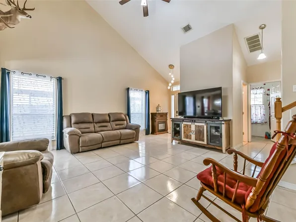 8319 White Pine Ln, Baytown, TX 77523