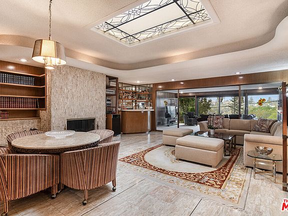 5th image of 2241 Duxbury Cir