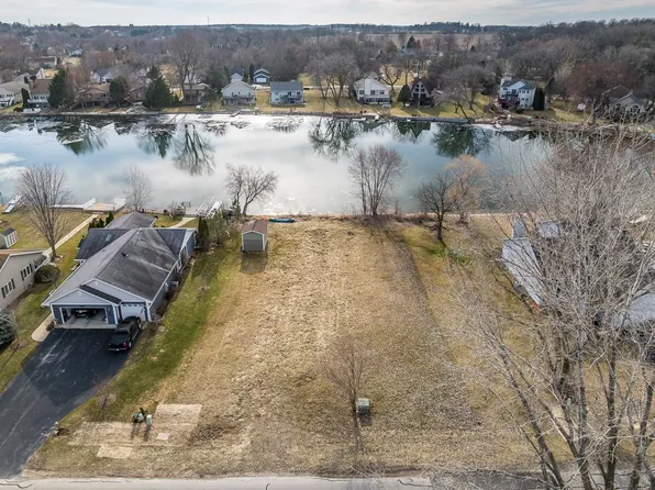 1020 Candlewick Dr NE, Poplar Grove, IL 61065
