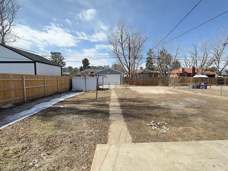 2829 Niagara St — Photo 17