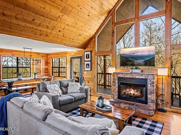 3rd image of 1615 Pinewood Way