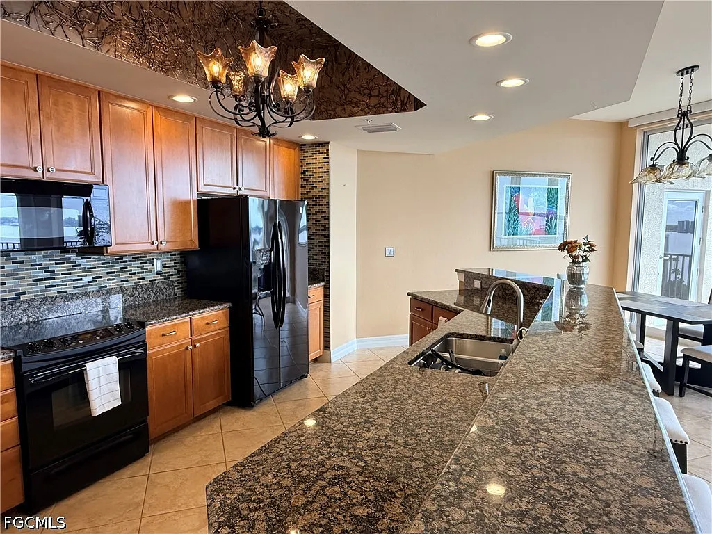 3 bed, 2.5 bath, 2188 sqft, $5,900 — Photo 2