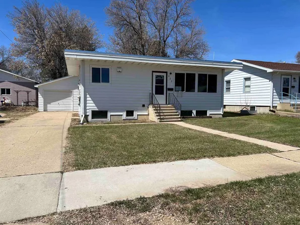 423 21st St NW, Minot, ND 58703