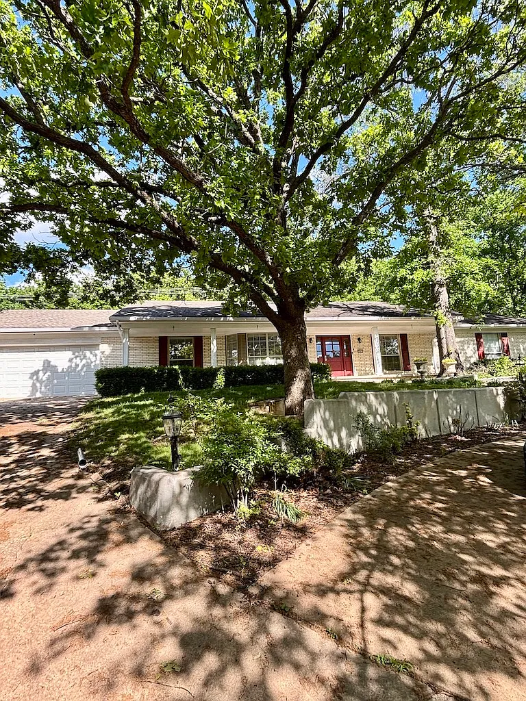 4 bed, 2.5 bath, 2598 sqft, $4,200 — Photo 1