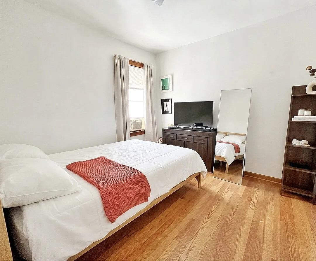 3 bed, 1.0 bath, 1000 sqft, $3,300 — Photo 2