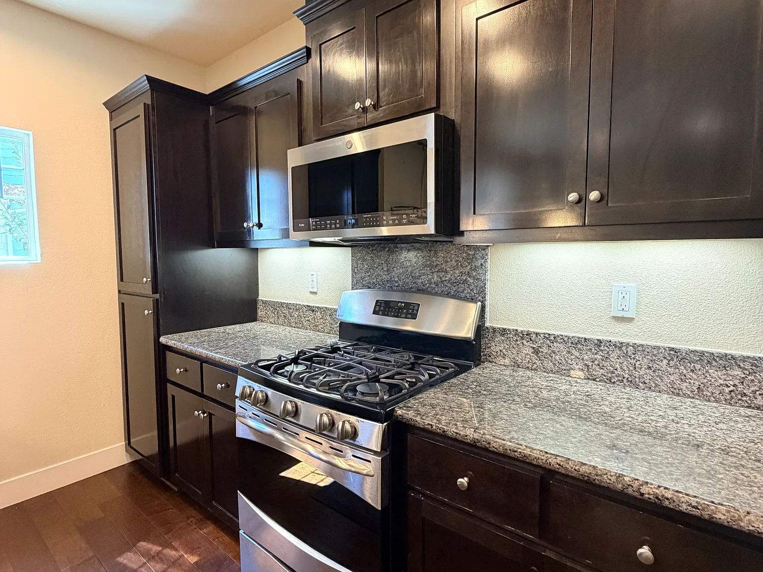 3 bed, 2.5 bath, 1450 sqft, $5,200 — Photo 3
