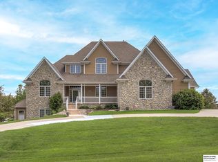 10957 Lake Ridge Dr, Omaha, NE 68136