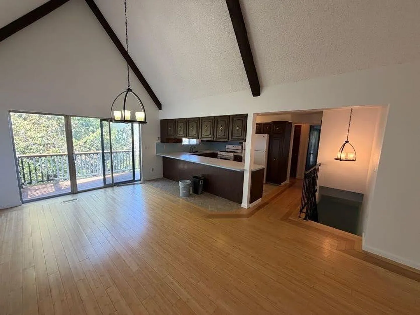 3 Bedroom Home with 2-Car Garage in Centerville — Photo 3