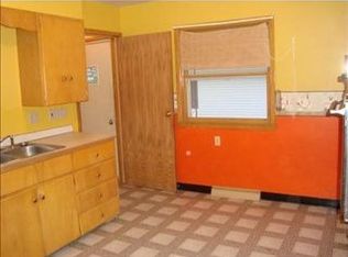 212 2nd St N, Coggon, IA 52218