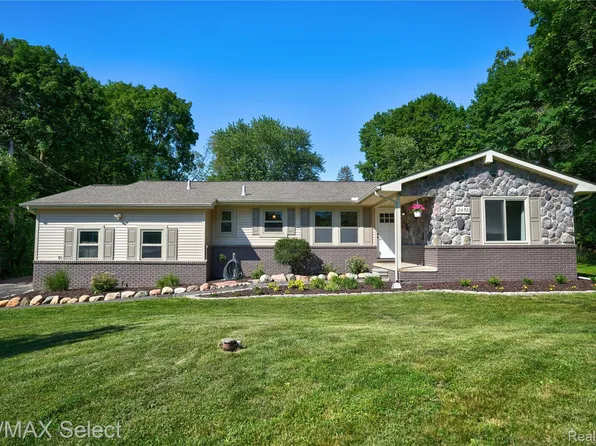 2456 N Tipsico Lake Rd, Hartland, MI 48353