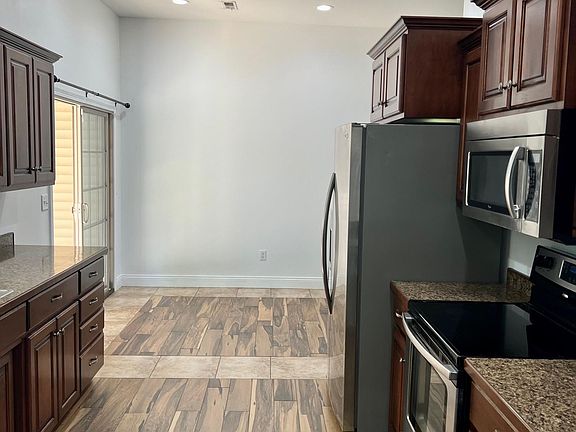 Kitchen and dining combo