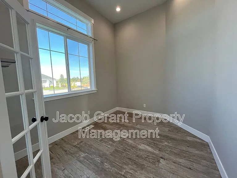 5694 Eaglewood Dr — Photo 17