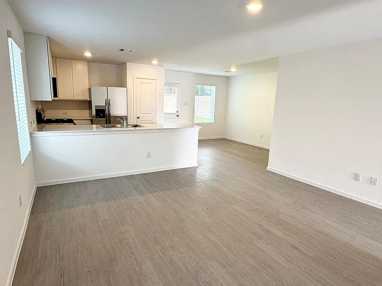 31508 Pianella Ln — Photo 2