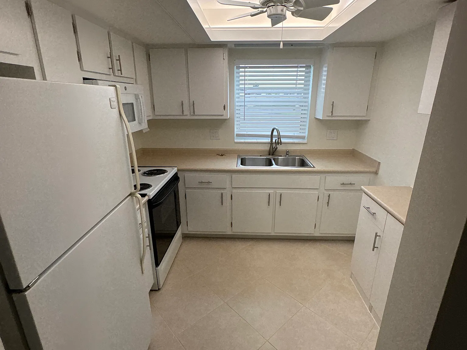 2 bed, 895 sqft, $1,950 — Photo 2