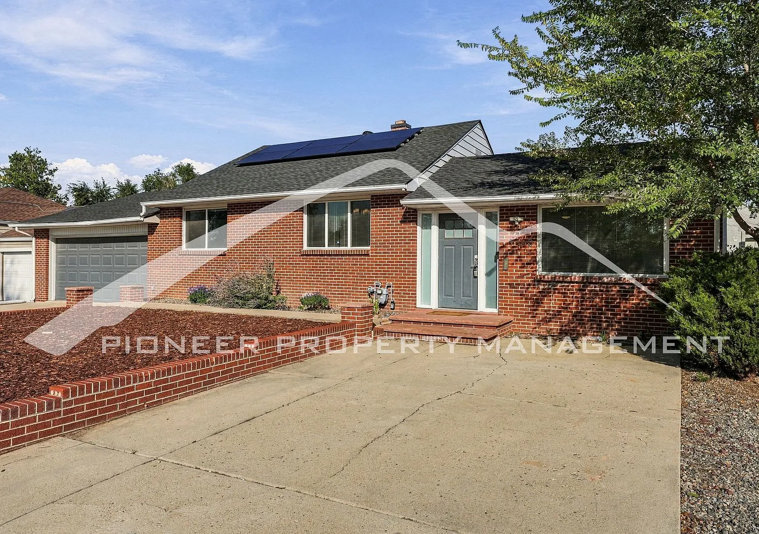 Charming Home with Washer/Dryer and Fenced in Yard — Photo 2