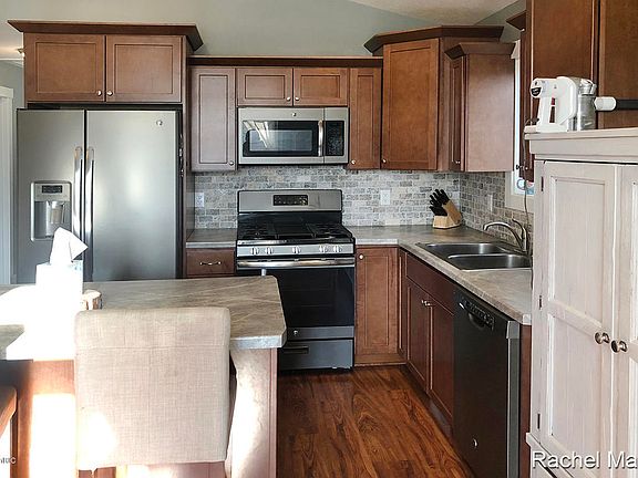4th image of 701 Grand Rapids St