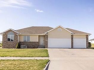 2304 E 16th St, York, NE 68467