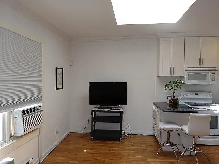 356 1st St #4F — Photo 3